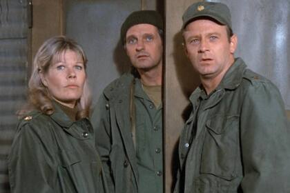Loretta Swit, Alan Alda y Larry Linville, en una escena de M.A.S.H.