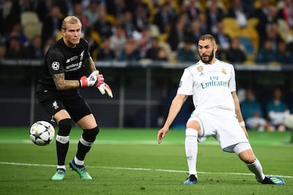 Loris Karius quiso pasarle la pelota a un compañero, pero pegó en un pie de Benzemá y fue gol de Real Madrid