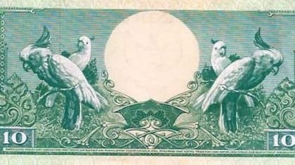 Loros en el diseño del billete de 10 rupias, en Indonesia