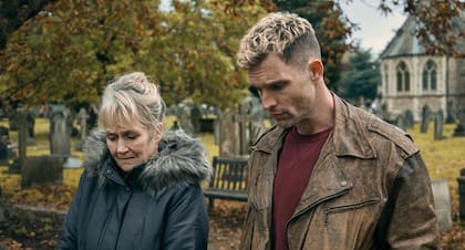 Lorraine Ashbourne y Ed Skrein en Yo era famoso