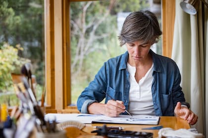 Lorraine trabajando en su casa taller
