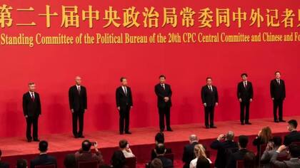 Los del Comité Permanente (de izquierda a derecha): Li Xi, Can Qi, Zhao Leji, Xi Jinping , Li Qiang, Wang Huning y Ding Xuexing.