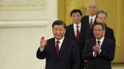Los del Comité Permanente del Politburó suelen aparecer en orden de jerarquía. En la imagen se ve a Li Qiang justo detrás de Xi Jinping.