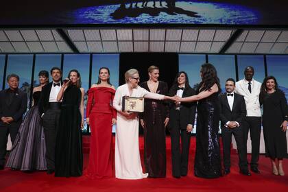 Los del jurado -Kore-eda Hirokazu, Eva Green, Piersco Favino, Camille Cottin, Greta Gerwig, Nadine Labaki, Lily Gladstone, J.A. Bayona y Omar Sy posan con Juliette Binoche y Meryl Streep