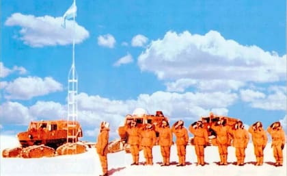Los 10 argentinos saludan a la bandera argentina, el 10 de diciembre de 1965, en el Polo Sur