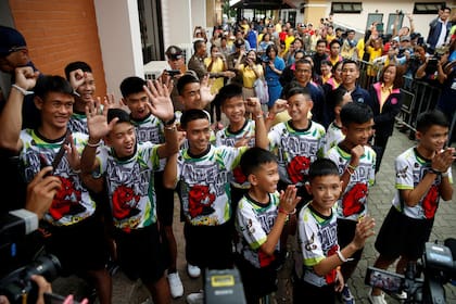Los 12 jugadores de fútbol y su entrenador que fueron rescatados de una cueva inundada llegan para su conferencia de prensa en la provincia norteña de Chiang Rai