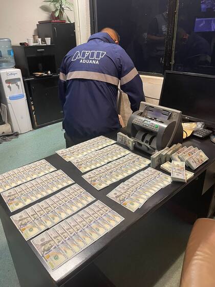 Los 121.600 dólares secuestrados por la Aduana