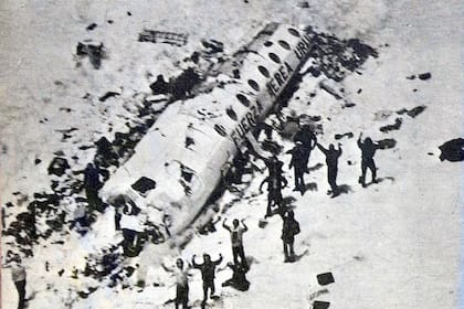 Los 16 sobrevivientes y los restos del avión de la Fuerza Aérea uruguaya que se estrelló contra la montaña.