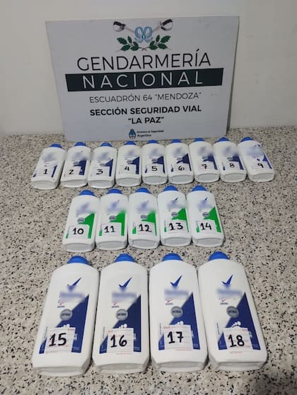 Los 18 pomos de talco secuestrados por Gendarmería