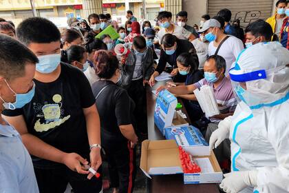 Los 210.000 habitantes de la ciudad china de Ruili, situada en la provincia de Yunnan, en la frontera con Birmania, quedaron confinados tras la aparición de tres casos de coronavirus