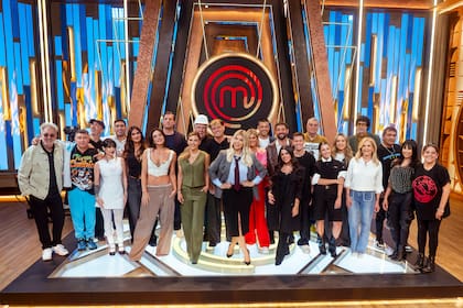 Los 24 participantes de MasterChef Celebrity 2025 junto a su conductora, Wanda Nara