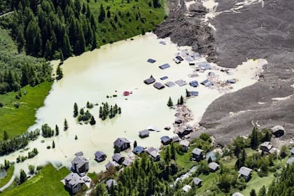 Los 300 residentes habían sido evacuados previendo la posibilidad de una avalancha.