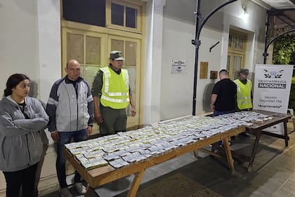 Los 357 millones de pesos secuestrados por la Gendarmería Nacional (en la imagen los gendarmes con los dos testigos)