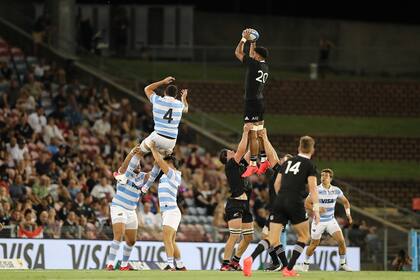 Una coreografía perfecta: el line-out neozelandés fue eficaz.