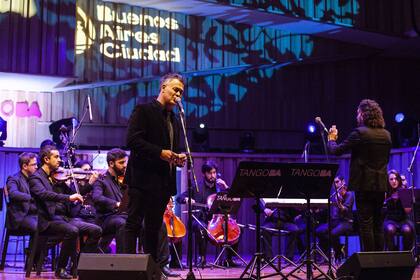 Los 40 de Seru Giran con el Chino Laborde y una orquesta dirigida por Julián Hermida