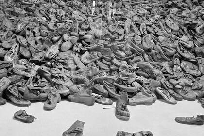 Los 40.000 pares de zapatos acumulados reflejan el doloroso recuerdo de quienes debieron despojarse de sus prendas antes de encaminarse, sin saberlo, a su último destino: las cámaras de gas