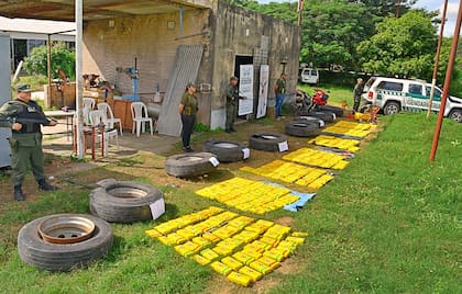 Los 425 kilos de cocaína estaban ocultos en cubiertas de camión en una gomería abandonada de Salta