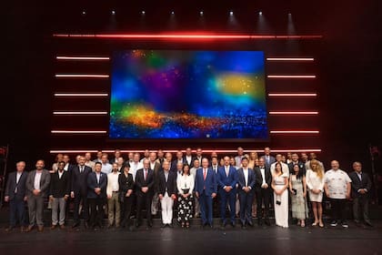 Los 52 finalistas del WEOY 2025 junto con Janet Truncale, Global Chair & CEO de EY, y el Príncipe de Mónaco, Alberto II.