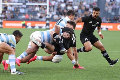 Carreras frena con un tackle a Beauden Barrett; Chocobares al acecho y Delguy controlando a Mo´Unga