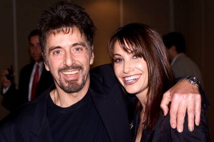 Junto a Gina Gershon, protagonistas del nuevo drama "The Insider", posan en el estreno de la película en Beverly Hills, en octubre de 1999