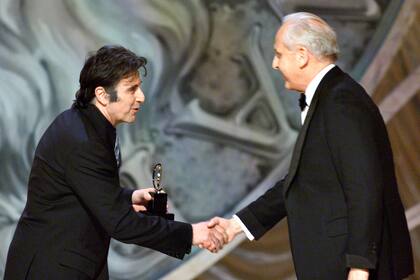 El director Michael Blakemore recibe de Al Pacino, el Premio Tony 2000 de The American Theatre Wing a la Mejor dirección de una obra en el Radio City Music Hall, en diciembre de 2012