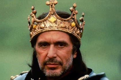 Al Pacino interpreta al monarca británico del siglo XV, Ricardo III, en la película documental "Looking for Richard", que Pacino también dirigió y coescribió