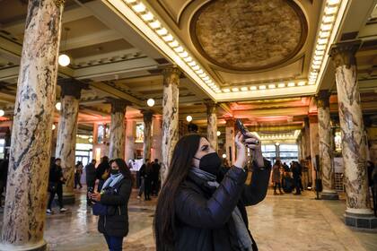 Los 8 mil cupos para visitarlo hoy se agotaron en 40 minutos. La gente quiso llevarse el registro en el celular.