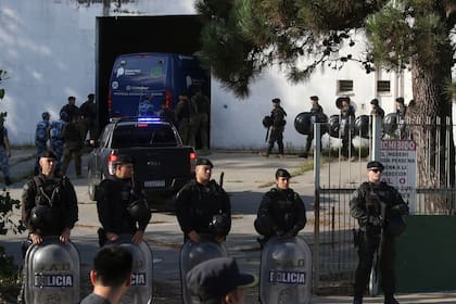 Un fuerte operativo de seguridad rodeó esta mañana la audiencia en el juzgado de Villa Gesell