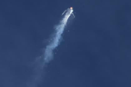 Los 800 empleados de Virgin Galactic investigan qué ocurrió para que el avión explote