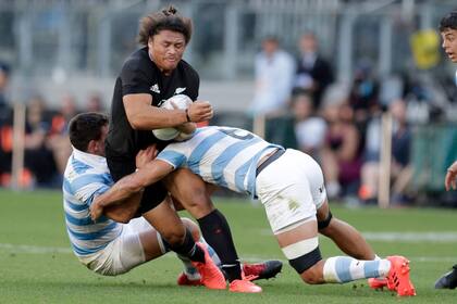 Guido Petti y Pablo Matera frenan a Caleb Clarke: fortaleza y estado físico a pleno en los Pumas