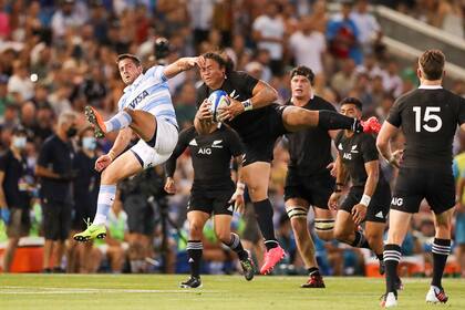 En el 38-0 a los Pumas, los hombres de negro volvieron a dejar en evidencia su capacidad; Caleb Clarke le gana una pelota aérea a Santiago Cordero.