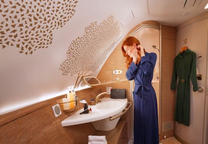 Los A380 de la flota de Emirates son los que tienen ducha; son dos que están disponibles para los pasajeros en primera