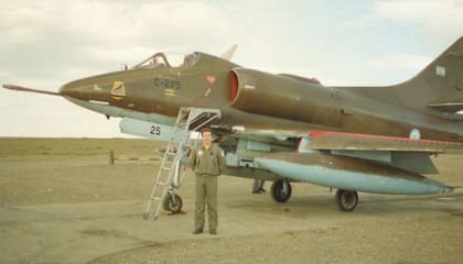 Los A4B operaban desde Río Gallegos, pero para el ataque del 13 de marzo se trasladaron a San Julian, base de los diezmados A4C. En la foto, el piloto Raúl Paz frente a su Skyhawk A4B