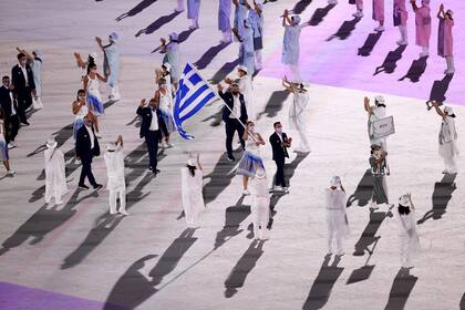 Los abanderados Anna Korakaki y Eleftherios Petrounias del Equipo Grecia durante la Ceremonia de Apertura de los Juegos Olímpicos de Tokio 2020 en el Estadio Olímpico el 23 de julio de 2021 en Tokio, Japón.