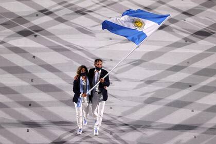 Los abanderados Cecilia Carranza Saroli y Santiago Raul Lange del equipo Argentina lideran a su equipo en el estadio durante la ceremonia de apertura de los Juegos Olímpicos de Tokio 2020 en el Estadio Olímpico el 23 de julio de 2021 en Tokio, Japón.