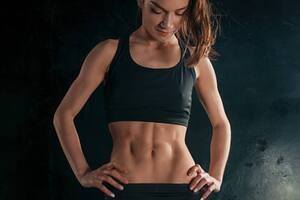 Los abdominales asiáticos que se basan en la basculación de la pelvis; en todo momento el trabajo se debe focalizar la actividad en el abdomen