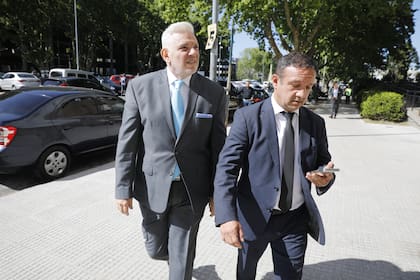 Los abogados de Leonardo Farina, Roberto Herrera Traje oscuro y Mariano Di Giuseppe traje gris el día de la indagatoria del imputado colaborador.