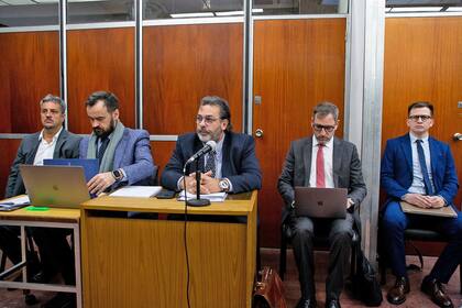 Los abogados de Pablo Torres Lacal junto al acusado en la primera audiencia el 2 de octubre.