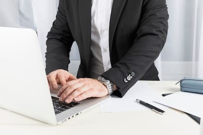 Los abogados y representantes también pueden hacer sus solicitudes FOIA en línea a nombre de sus clientes