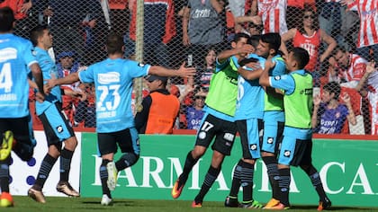 Los abrazos buscan a Bieler, la figura de la tarde en Santa Fe