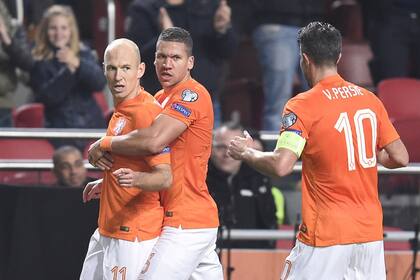 Los abrazos son para robben, autor de dos goles ante Letonia
