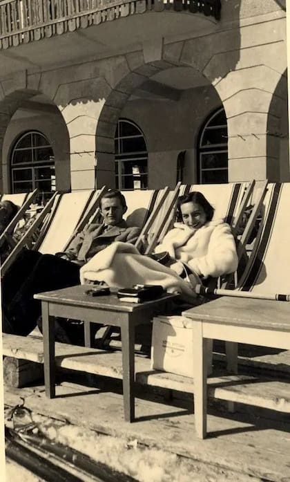 Los abuelos de Lea Ypi, Asllan y Leman, en su luna de miel en los Alpes italianos