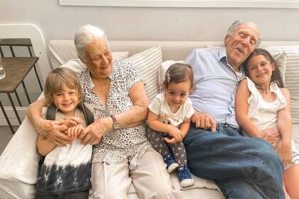Los abuelos de Paula junto a sus hijos (Foto Instagram @chavespauok)