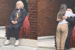 Pasaron a buscar a su abuela y se quedaron sin palabras al ver lo que hacía mientras las esperaba