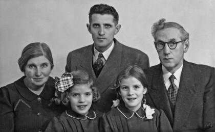 Los abuelos Van Mastrigt, Rinus y sus hijas, Ida y Miep, antes de viajar a la Argentina. 1948.