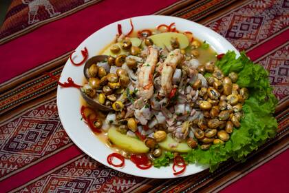 Los abundantes platos del restaurante peruano Mis Seis Amores