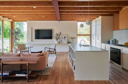Los acabados interiores incorporan materiales naturales como la madera de pino y el abeto Douglas.