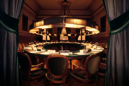 Los académicos de número se reúnen todos los jueves en la Sala de Sesiones de la Real Academia Española