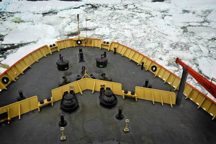 Los académicos y el personal de apoyo se encuentra varado en una una zona de hielos en las Islas Shetland del Sur y deben ser trasladados al continente americano.