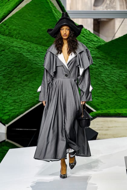 Los accesorios, como los grandes sombreros, tuvieron un papel central